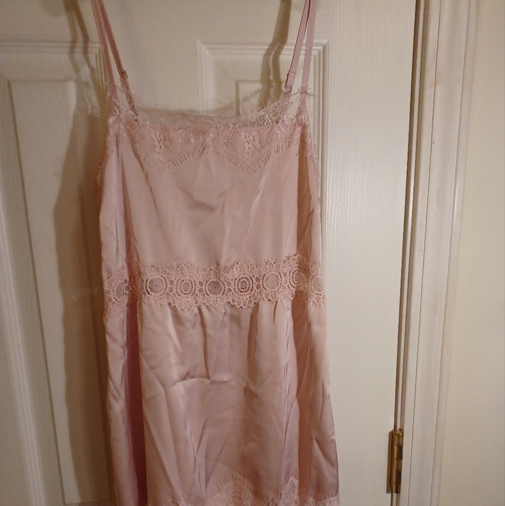 Delicate pink silky chemise with G-string - Picture 2 of 7
